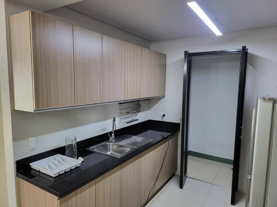 Luxury @ Bgc Sleeps 6 Comfortably Fast Wifi Pool! Apartment มะนิลา ภายนอก รูปภาพ