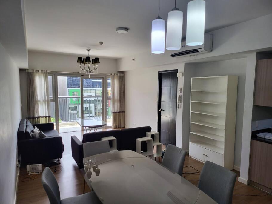 Luxury @ Bgc Sleeps 6 Comfortably Fast Wifi Pool! Apartment มะนิลา ภายนอก รูปภาพ