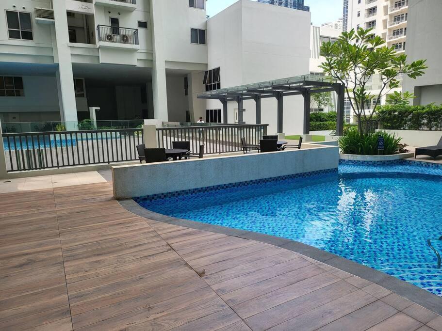 Luxury @ Bgc Sleeps 6 Comfortably Fast Wifi Pool! Apartment มะนิลา ภายนอก รูปภาพ