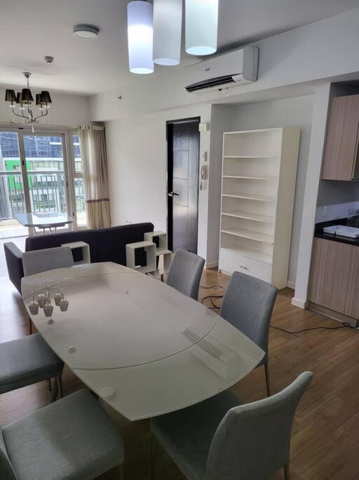 Luxury @ Bgc Sleeps 6 Comfortably Fast Wifi Pool! Apartment มะนิลา ภายนอก รูปภาพ