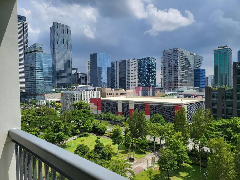 Luxury @ Bgc Sleeps 6 Comfortably Fast Wifi Pool! Apartment มะนิลา ภายนอก รูปภาพ