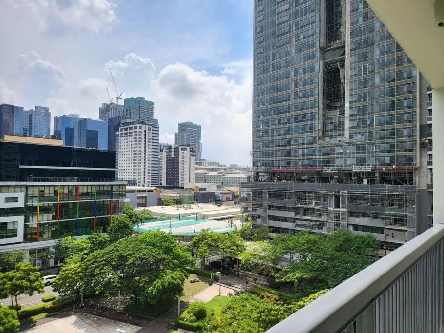 Luxury @ Bgc Sleeps 6 Comfortably Fast Wifi Pool! Apartment มะนิลา ภายนอก รูปภาพ