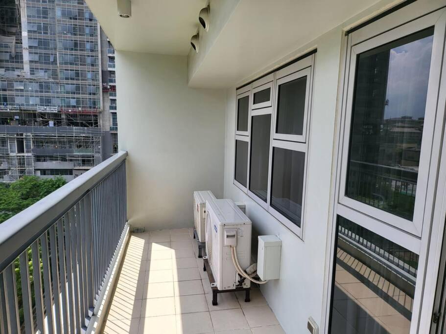 Luxury @ Bgc Sleeps 6 Comfortably Fast Wifi Pool! Apartment มะนิลา ภายนอก รูปภาพ