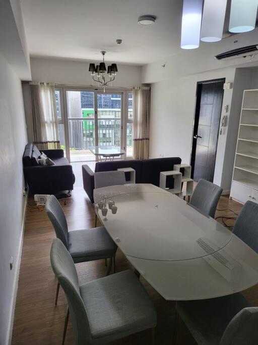 Luxury @ Bgc Sleeps 6 Comfortably Fast Wifi Pool! Apartment มะนิลา ภายนอก รูปภาพ