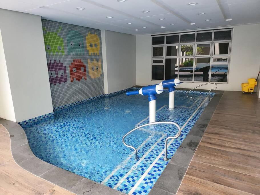 Luxury @ Bgc Sleeps 6 Comfortably Fast Wifi Pool! Apartment มะนิลา ภายนอก รูปภาพ