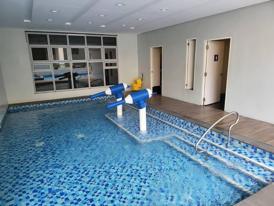 Luxury @ Bgc Sleeps 6 Comfortably Fast Wifi Pool! Apartment มะนิลา ภายนอก รูปภาพ