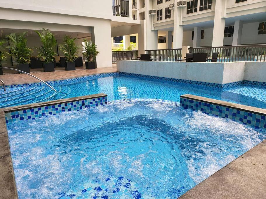 Luxury @ Bgc Sleeps 6 Comfortably Fast Wifi Pool! Apartment มะนิลา ภายนอก รูปภาพ