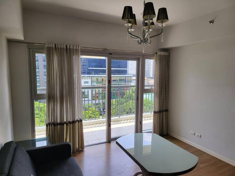 Luxury @ Bgc Sleeps 6 Comfortably Fast Wifi Pool! Apartment มะนิลา ภายนอก รูปภาพ