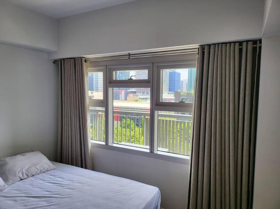 Luxury @ Bgc Sleeps 6 Comfortably Fast Wifi Pool! Apartment มะนิลา ภายนอก รูปภาพ
