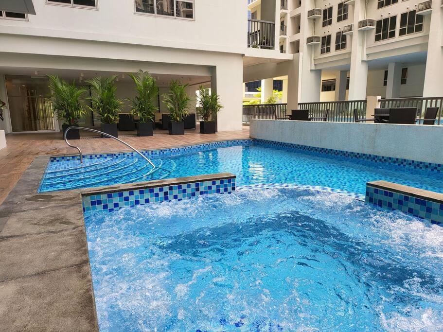 Luxury @ Bgc Sleeps 6 Comfortably Fast Wifi Pool! Apartment มะนิลา ภายนอก รูปภาพ