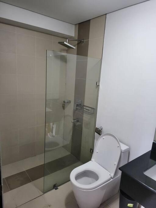 Luxury @ Bgc Sleeps 6 Comfortably Fast Wifi Pool! Apartment มะนิลา ภายนอก รูปภาพ